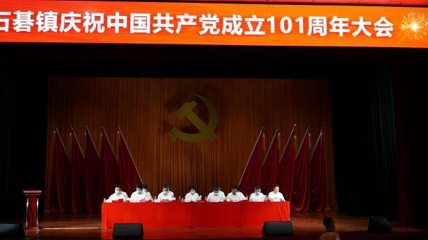 做蛋糕卷，将蛋糕卷起来时为什么会掉皮？游戏画面